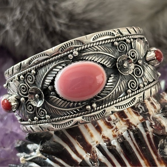 Pink conch mediterranean coral southwestern Sterling silver cuff - Picture 9 of 16